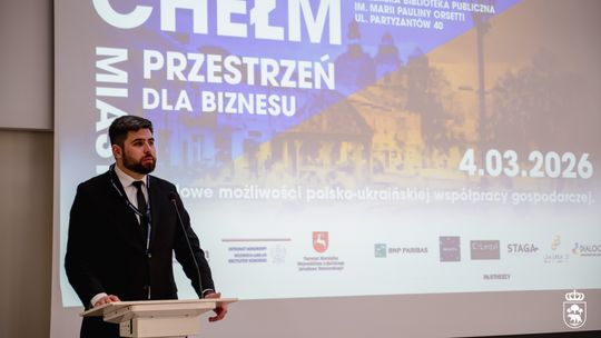 Mężczyzna stojący na scenie