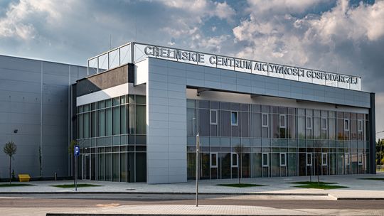 Budynek Chełmskiego Centrum Aktywnosci Gospodarczej w Chełmie, chmury, niebo
