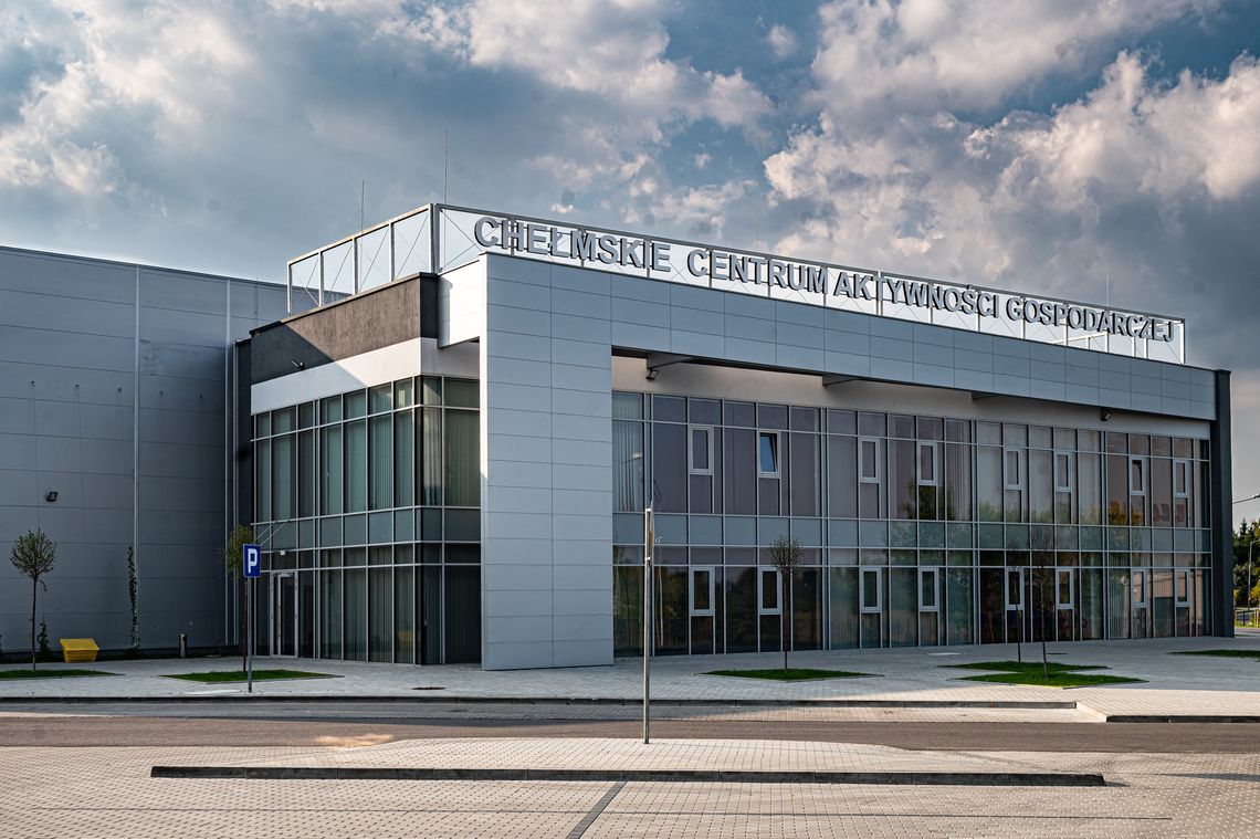 Przetarg na najem lokali użytkowych - biurowych w Chełmskim Centrum Aktywności Gospodarczej Budynek Chełmskiego Centrum Aktywnosci Gospodarczej w Chełmie, chmury, niebo