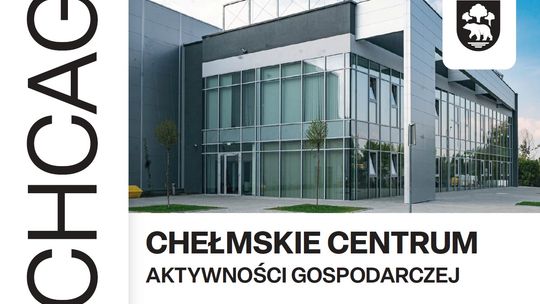 Chełmskie Centrum Aktywności Gospodarczej (CHCAG) – nowoczesny budynek z przeszkloną elewacją, oferujący hale magazynowo-produkcyjne. Na grafice widoczne są logo CHCAG, herb miasta Chełm oraz napis: „Chełmskie Centrum Aktywności Gospodarczej – Nowoczesne hale magazynowo-produkcyjne”.