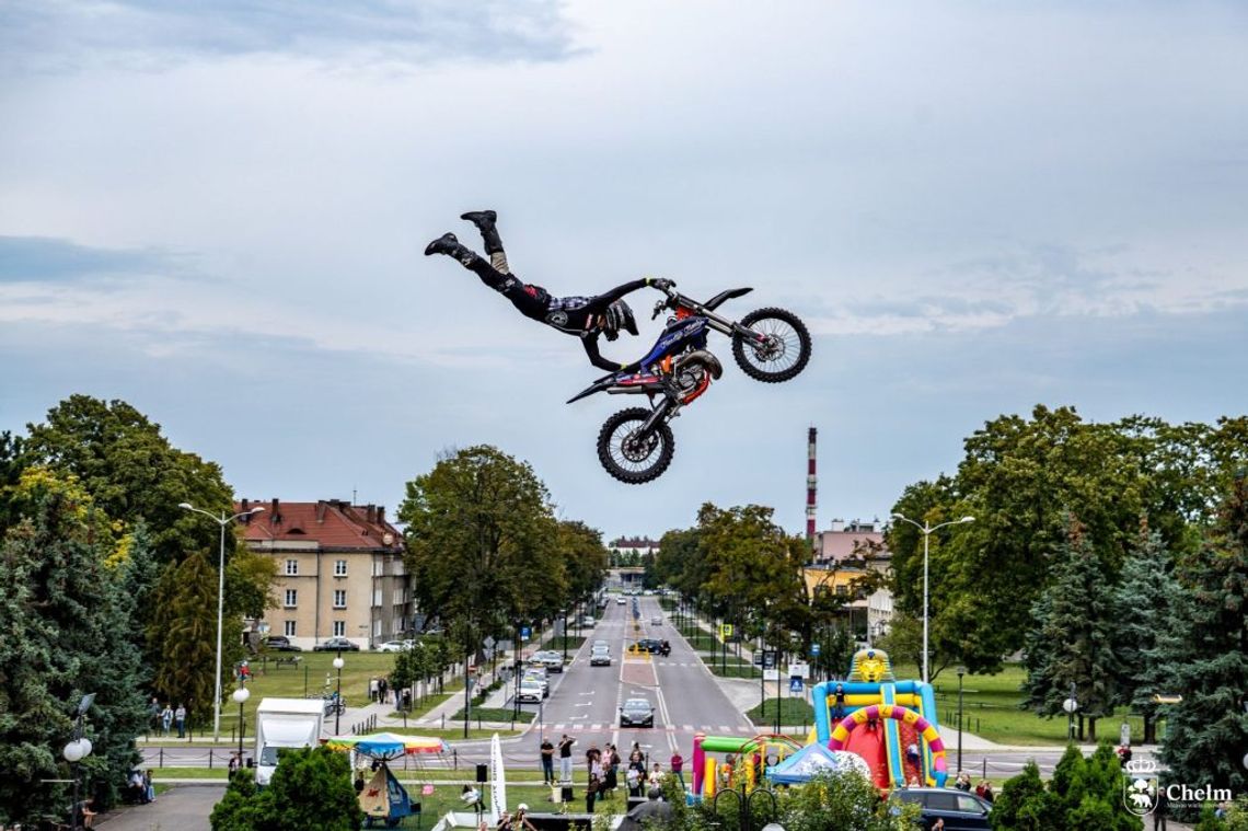 Chełm mnie kręci! - 23 sierpnia 2026 r. Panorama miasta, ulica Plac Niepodległości 1, motor z kierowcą, który robi akrobacje
