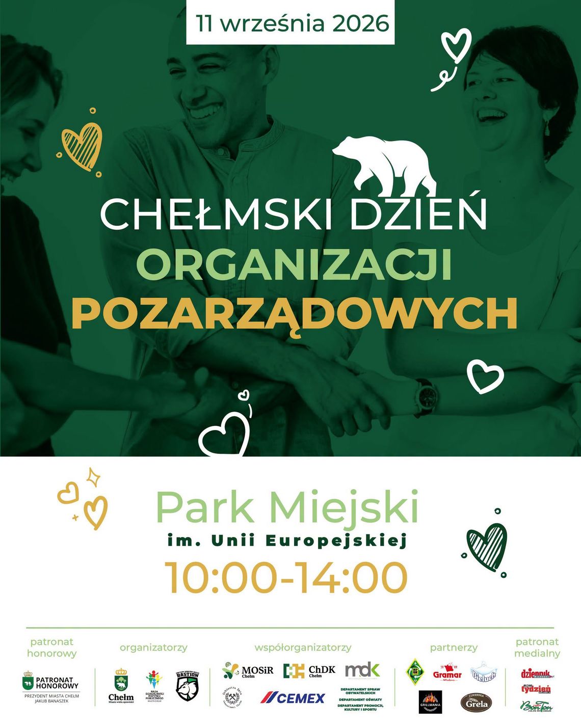 Chełmski Dzień Organizacji Pozarządowych! Plakat, zielone tło, informujący o Chełmskim Dniu Organizacji Pozarządowych, mężczyzna i dwie kobiety, trzymają się za ręce i sie zmienią, w tle chełmski niedźwiadek
