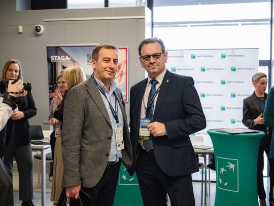 Dwóch mężczyzn ubranych w garnitury pozuje do zdjecia