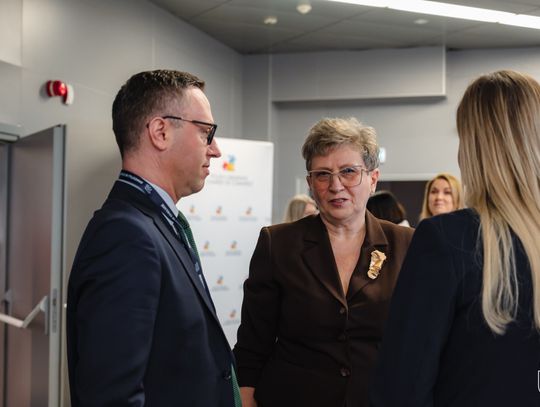 Trzy osoby rozmawiają