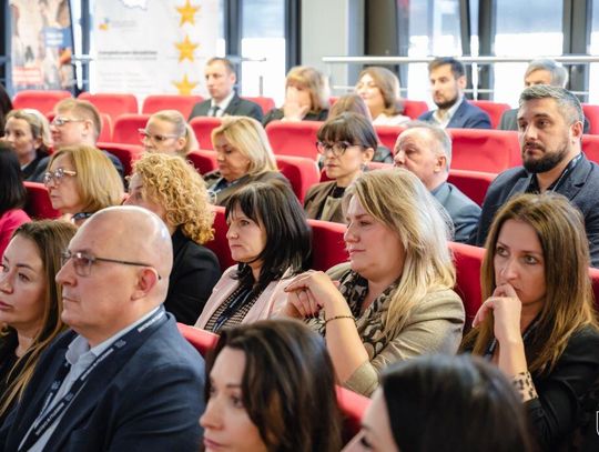 Grupa osób uczestniczących w konferencji