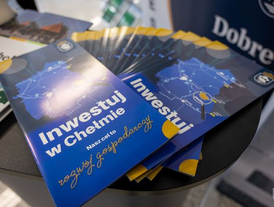 Ulotki z napisem Inwestuj w Chełmie nasz cel to rozwój gospodarczy
