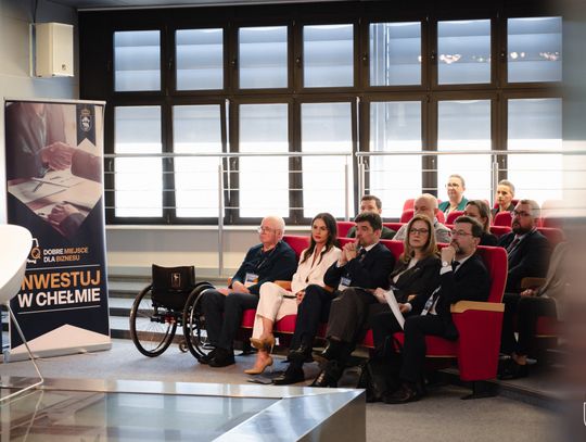 Kilka osób siedzących w sali